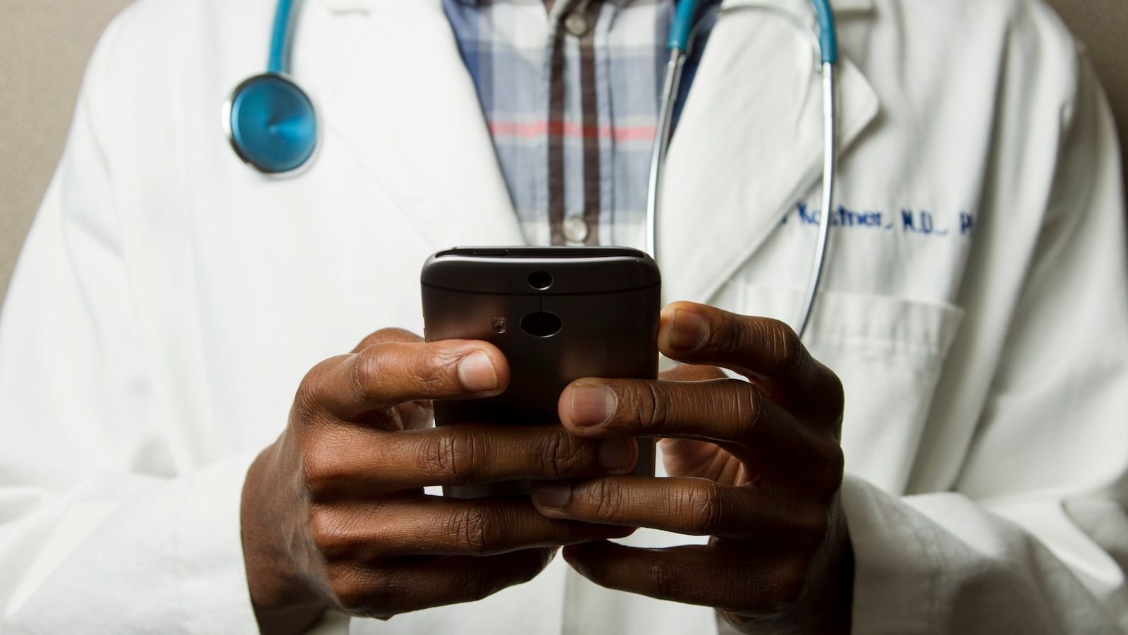 Ärztin prüft medizinische Angaben auf einem Smartphone